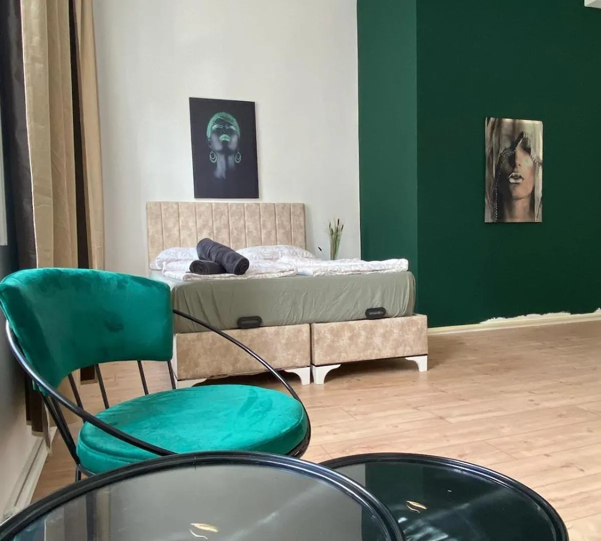 8 Fully Equipped Studio Apt W Terrace Margareten Bécs 0*,